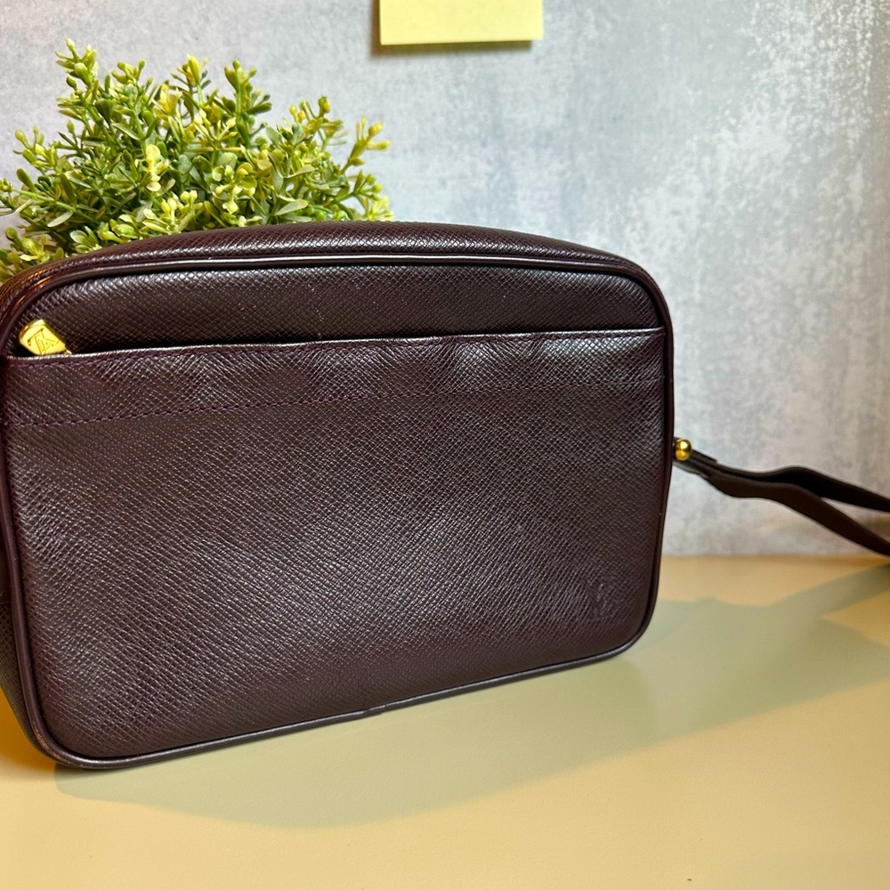 Taiga clutch organizer